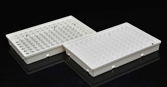 Plaque de 96 puits à jupe complète en polypropylène blanc pour laboratoire